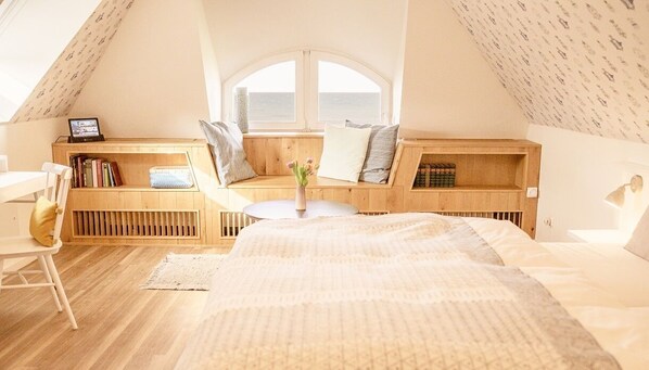 Dachzimmer Meerblick | Zimmersafe, kostenloses WLAN, Bettwäsche