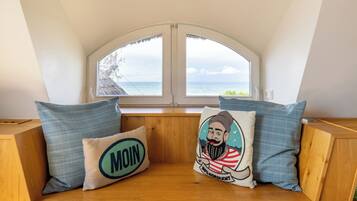 Attic room sea view | Down comforters, in-room safe, individually decorated