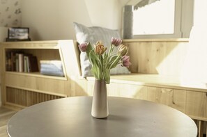 Dachzimmer Meerblick | Wohnbereich | Flachbildfernseher
