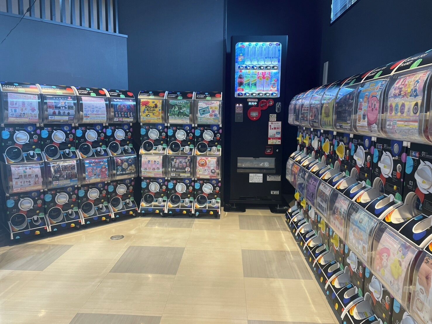 Een automatenhal met meerdere rijen automaten, elk met diverse producten.