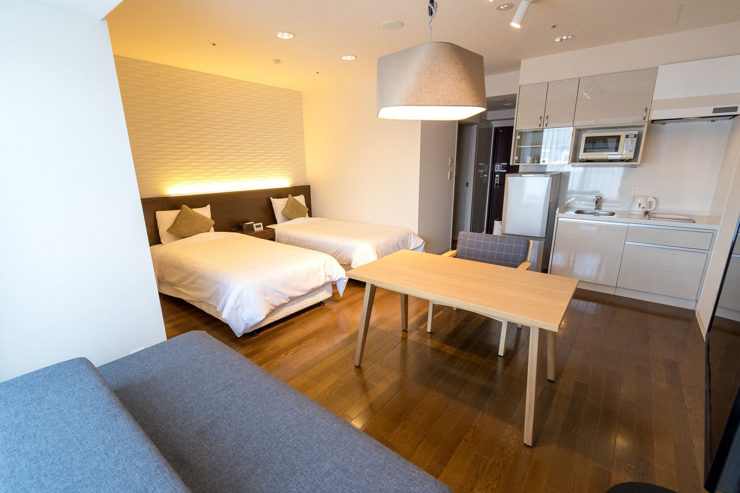 deluxe twin b for 3 guests, non smoking | 1 bedroom, in-room safe, individually decorated, individually furnished