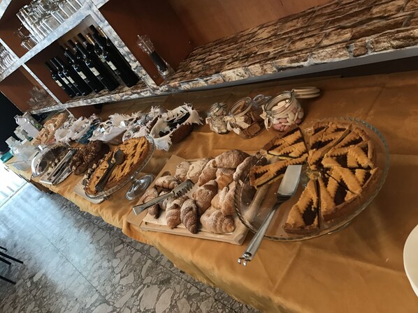 Serve café da manhã, almoço e jantar