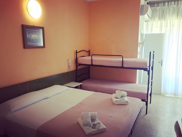 ห้องสแตนดาร์ดสำหรับสี่ท่าน | ตู้นิรภัยในห้องพัก, โต๊ะทำงาน, Wi-Fi ฟรี