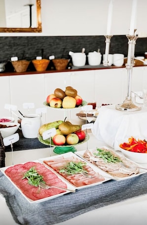 Desayuno continental incluido todos los días . Hotell Ronja