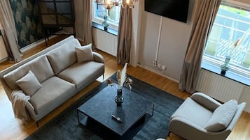 Suíte júnior | Sala de estar | TV de tela plana