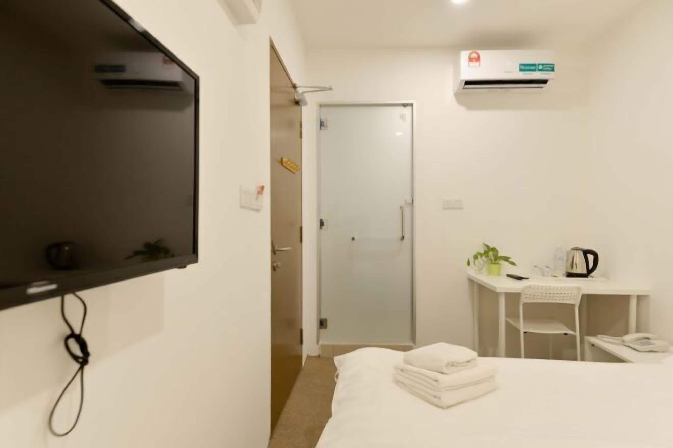 Bureau, fer et planche à repasser, Wi-Fi gratuit, draps fournis