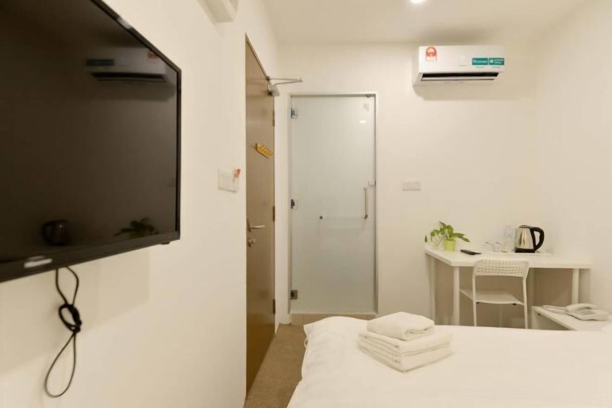Een bureau, een strijkplank/strijkijzer, gratis wifi, beddengoed