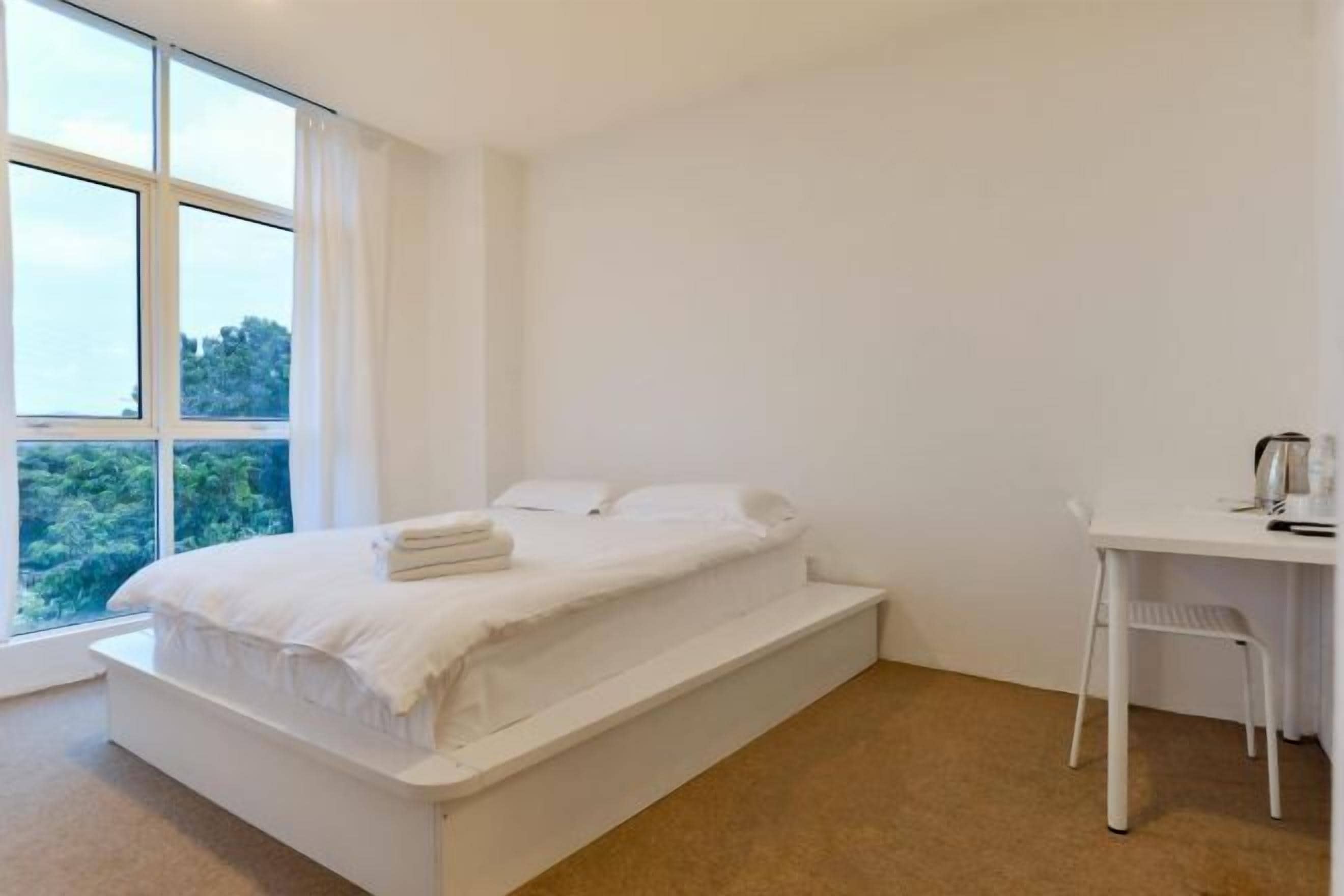 Bureau, fer et planche à repasser, Wi-Fi gratuit, draps fournis