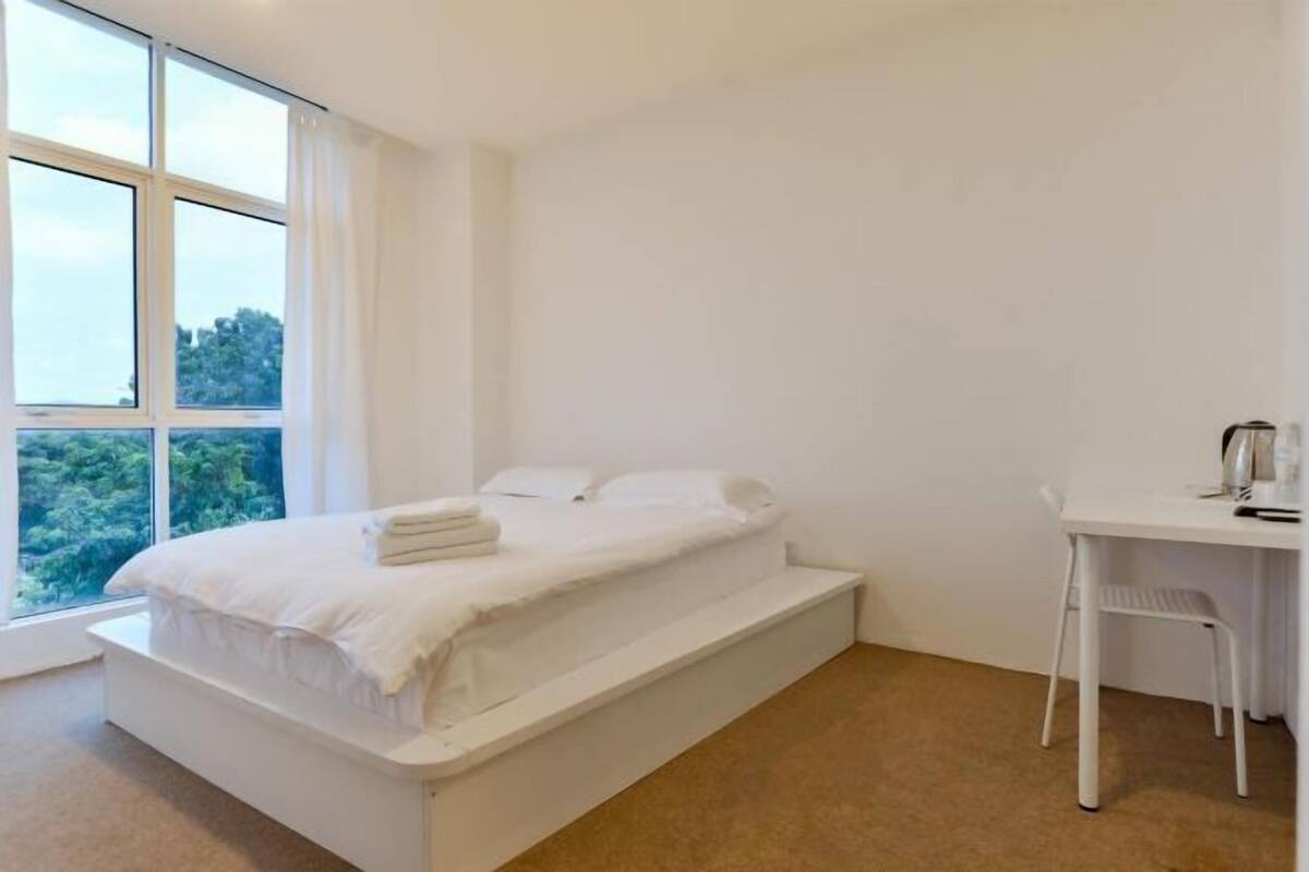 Een bureau, een strijkplank/strijkijzer, gratis wifi, beddengoed