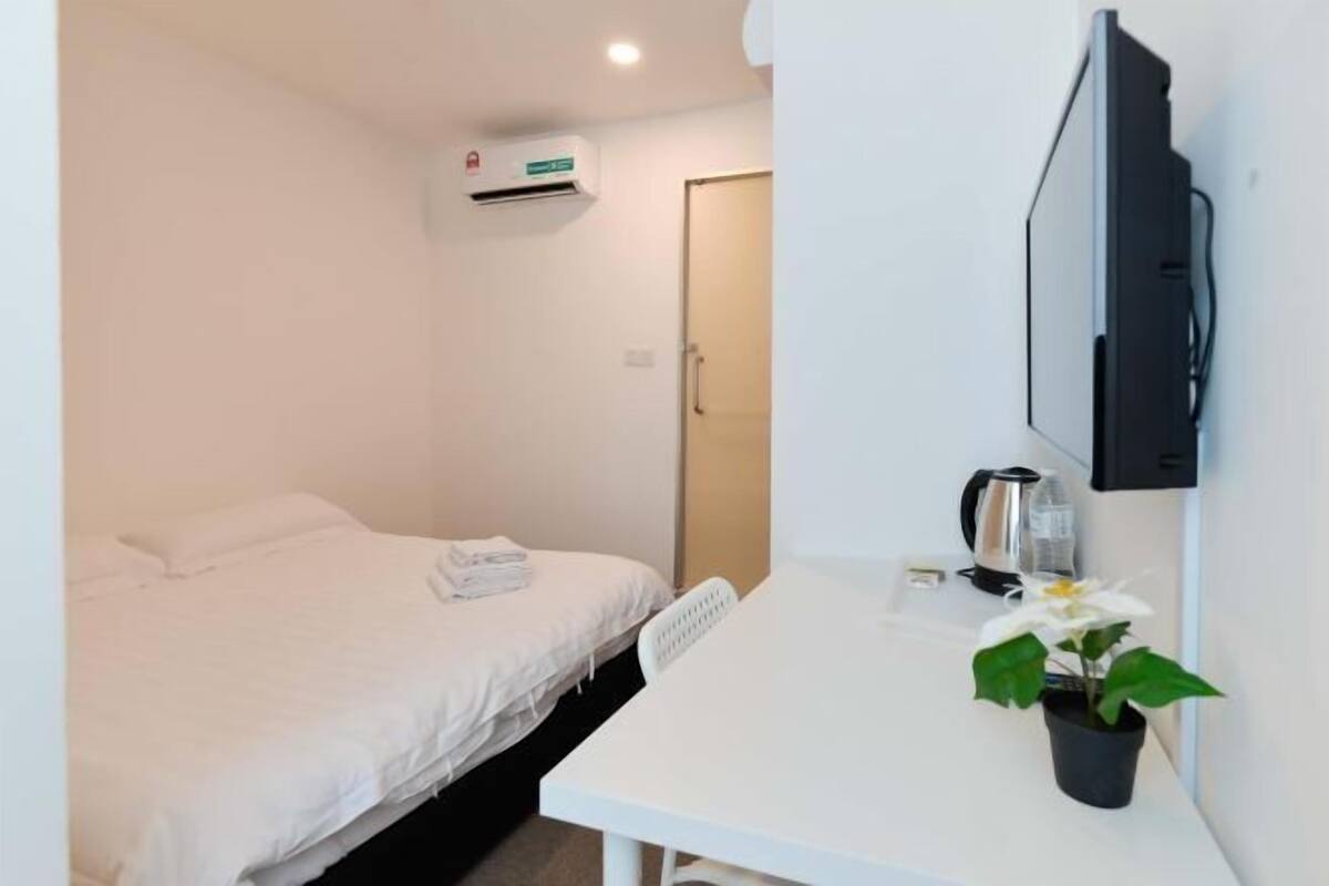 Een bureau, een strijkplank/strijkijzer, gratis wifi, beddengoed