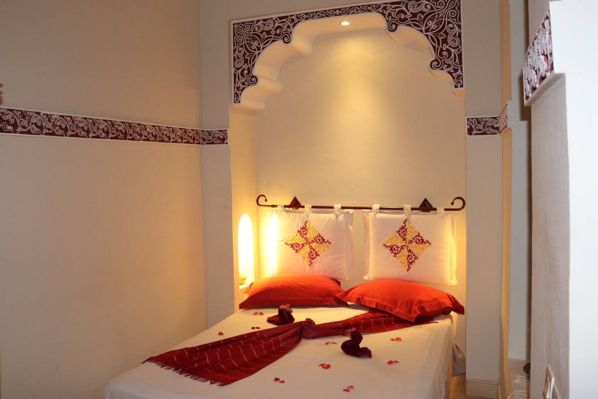 Double Room, Private Bathroom (Murmure de l'Ombre) | Premium bedding, in-room safe, WiFi (free), bed sheets