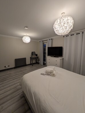 Standard Double Room, Shared Bathroom - Woodgrove Holiday Homes, Inverness (Inverness)