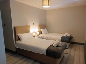 Standard Twin Room, Shared Bathroom - Woodgrove Holiday Homes, Inverness (Inverness)