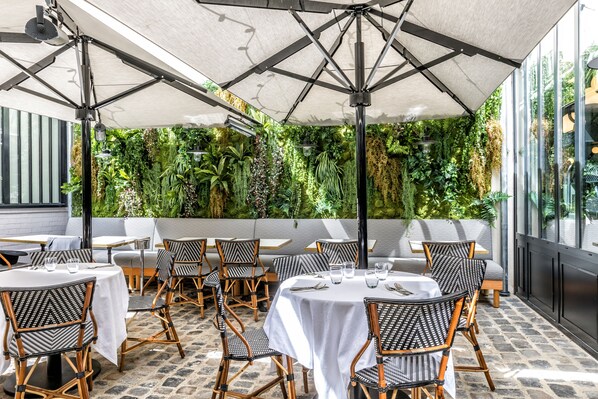 Terrace/patio - Hôtel Restaurant Au Bœuf Couronné (Paris)