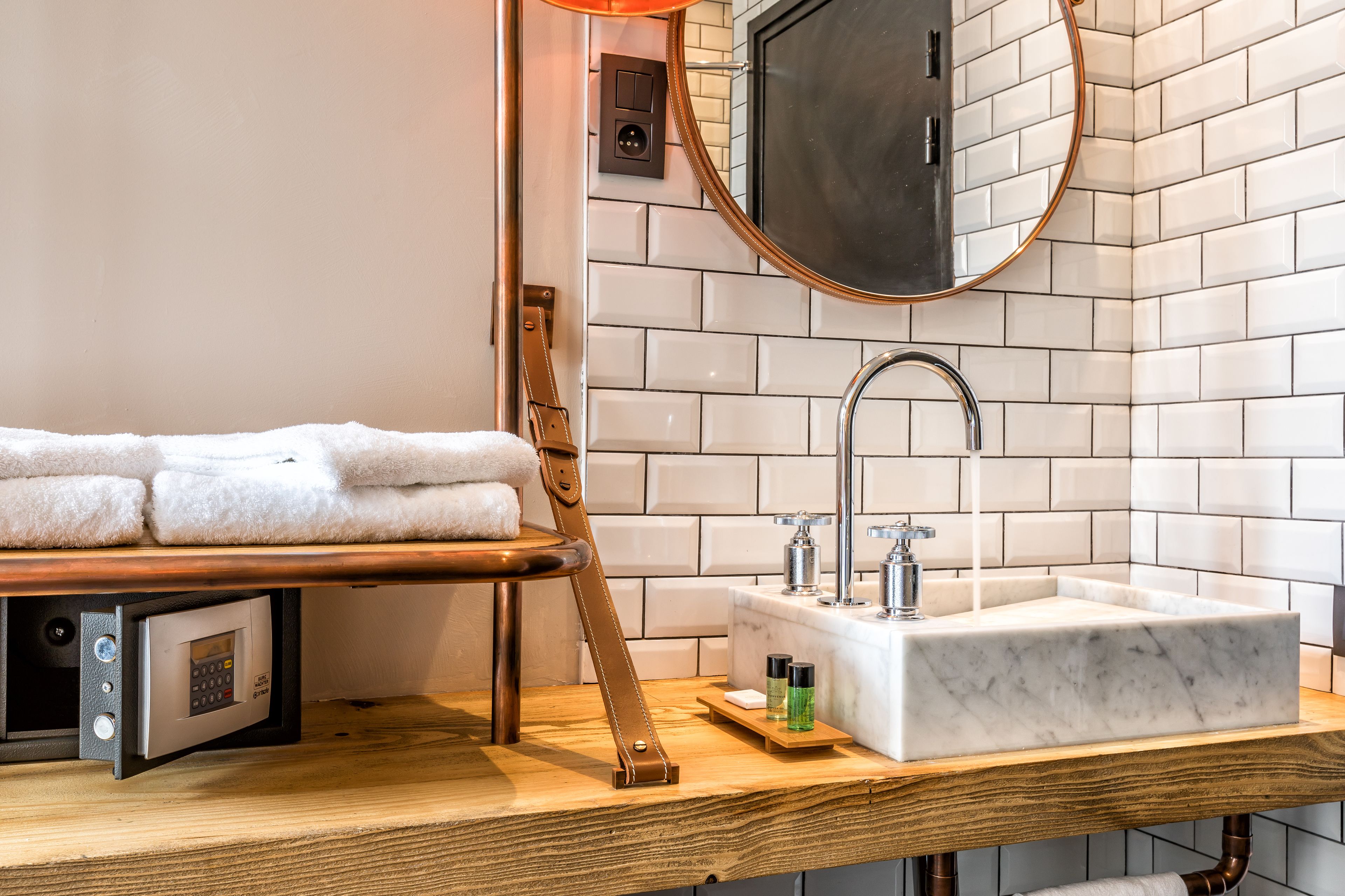 classic triple room | bathroom sink