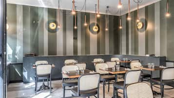 Desayuno completo diario (EUR 15 por persona)
