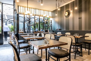Daily full breakfast (EUR 15 per person) - Hôtel Restaurant Au Bœuf Couronné (Paris)