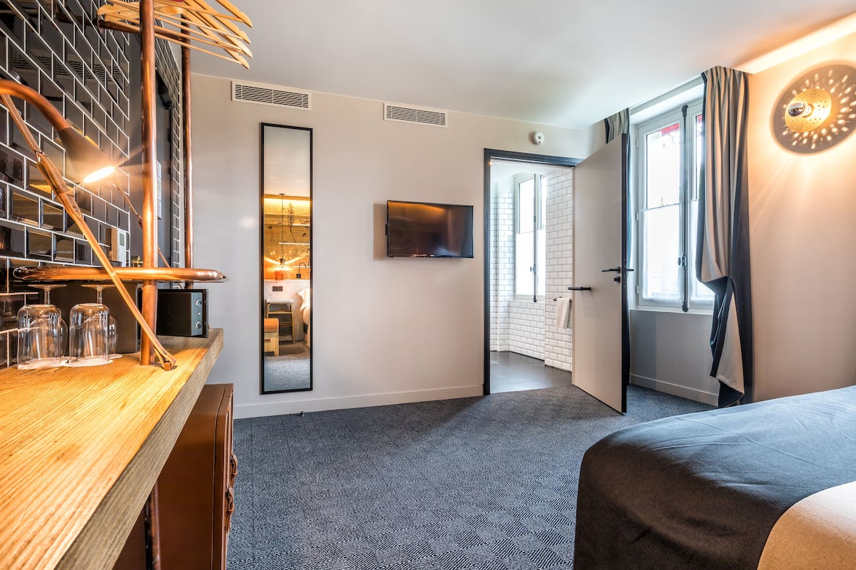 Double Room, Accessible | In-room safe, desk, soundproofing, free WiFi