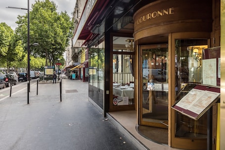 Exterior detail. Hôtel Restaurant Au Bœuf Couronné