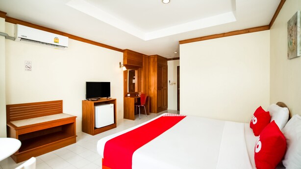 Superior Double Room | Desk, blackout drapes, WiFi (free), bed sheets - OYO 320 Regent 2002 Guest House (Patong)