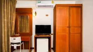 Standard Double Room | Television - OYO 320 Regent 2002 Guest House (Patong)