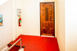 Interior - OYO 320 Regent 2002 Guest House (Patong)