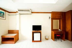 Television - OYO 320 Regent 2002 Guest House (Patong)