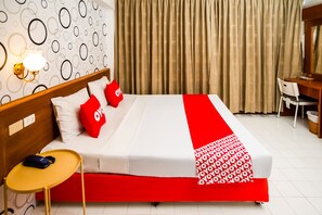 Kamar Double Standar | Meja kerja, tirai kedap cahaya, Wi-Fi gratis, dan seprai linen