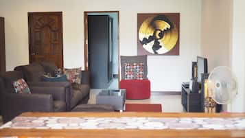 3-Bedroom Villa | Living room | 32-inch flat-screen TV with cable channels, TV