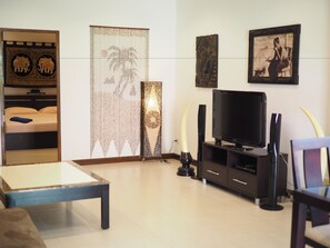 Deluxe 3-Bedroom Villa  | Soggiorno | TV a schermo piatto 32 pollici con canali via cavo, TV