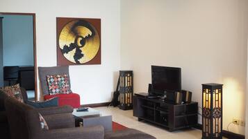 3-Bedroom Villa | Living room | 32-inch flat-screen TV with cable channels, TV
