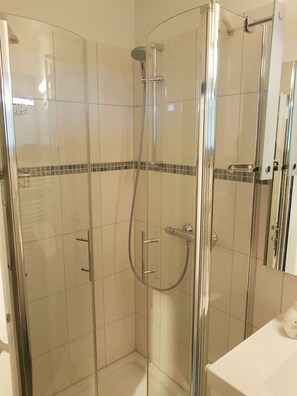 Basic-Apartment, am Strand | Dusche im Bad