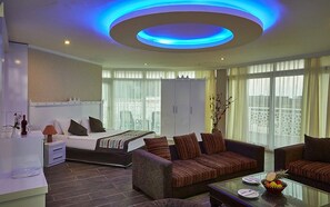 Quarto triplo standard | Área de estar | TV LCD