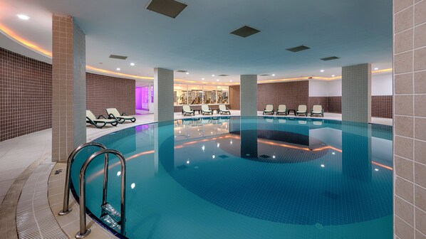 Piscina interna, 2 piscinas externas