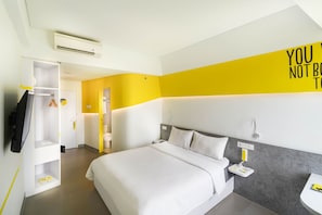 In-room safe, desk, free WiFi, bed sheets - YELLO Hotel Manggarai Jakarta (Jakarta)