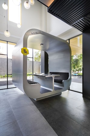 Lobby sitting area - YELLO Hotel Manggarai Jakarta (Jakarta)
