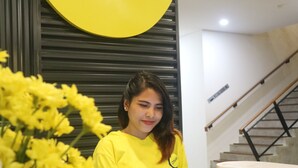 Een receptiebalie met een geel bord waarop 'Yellow Hotels.com' staat.