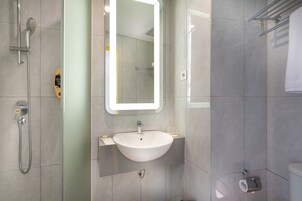Quarto (Yello) | Banheiro | Chuveiro, produtos de toalete grátis, chinelos, bidê