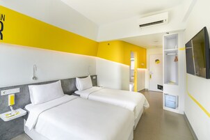 Quarto (Yello) | Cofres nos quartos, escrivaninha, Wi-Fi de cortesia, roupa de cama
