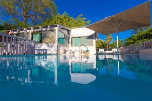 Outdoor pool, pool umbrellas, sun loungers - Betzel Haella (Mevoot HaHermon)