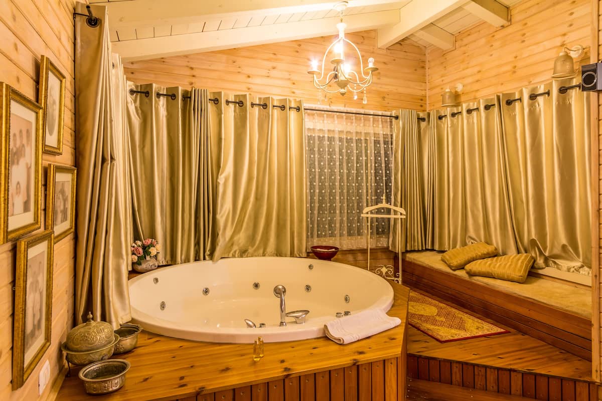 Suite, Jetted Tub (Einav) | Desk, soundproofing, iron/ironing board (on request), cribs (free)