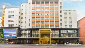 A multi-story hotel with a prominent entrance, large windows, and a modern architectural design. - Seaman Hotel Guangzhou (Guangzhou)