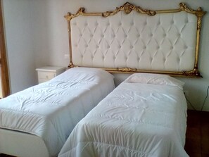 Chambre Classique avec lits jumeaux, 1 chambre | Wi-Fi gratuit, draps fournis