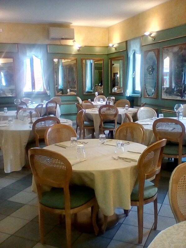 Breakfast, lunch, dinner served; Mediterranean cuisine