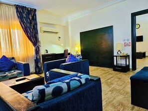 Suíte estúdio empresarial | Área de estar | TV de tela plana