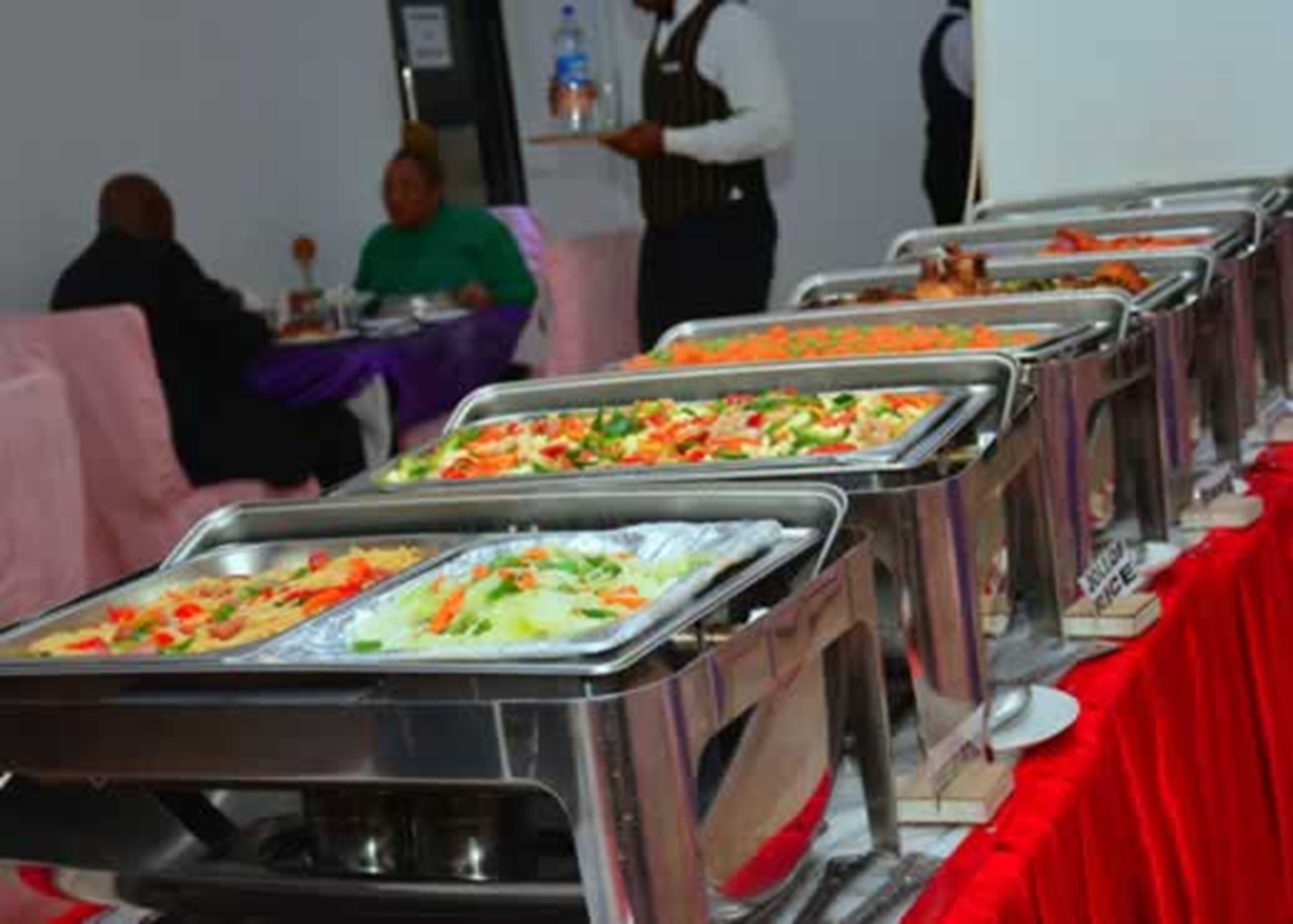 Montaje de bufé con varias fuentes de comida.