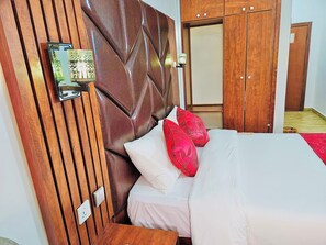 Egyptian cotton sheets, premium bedding, in-room safe, desk - Reiz Continental Hotel Abuja (Abuja)