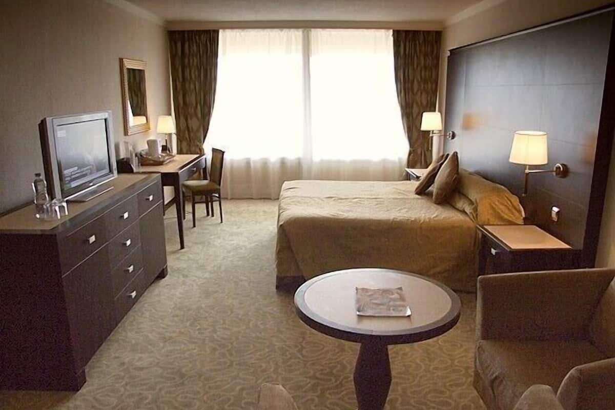 In-room safe, desk, soundproofing, WiFi (free)