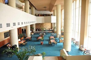 2 restaurants, spécialités Cuisine locale et internationale