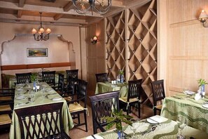 2 Restaurants, Frühstück, Mittagessen, lokale und internationale Küche
